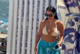 (FOTO) LUDA ŽURKA NA PLUS 35 STEPENI Kaća Grujić na plažu ponijela sve brendove, grudi samo što ne ispadnu, tetovaže sijevaju