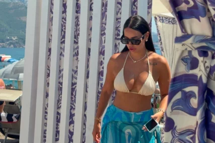 (FOTO) LUDA ŽURKA NA PLUS 35 STEPENI Kaća Grujić na plažu ponijela sve brendove, grudi samo što ne ispadnu, tetovaže sijevaju