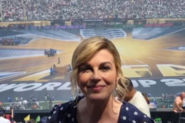 (FOTO) Bivša predsjednica Hrvatske zablistala u VIP loži: Za finale Svjetskog prvenstva izabrala haljinu od 600 evra, privukla sve poglede