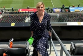 (FOTO) Bivša predsjednica Hrvatske zablistala u VIP loži: Za finale Svjetskog prvenstva izabrala haljinu od 600 evra, privukla sve poglede