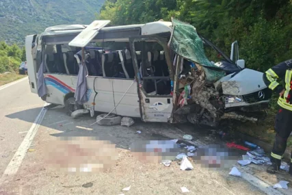 (FOTO) KOMBI POTPUNO SMRSKAN, IMA MRTVIH Potresne slike sa mjesta nesreće na putu Kotor - Nikšić u kojoj je povrijeđeno čak 17 OSOBA