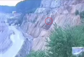 (VIDEO) Automobil sletio u provaliju kod Majdanpeka: Tri žene povrijeđene nakon pada sa visine od 20 metara