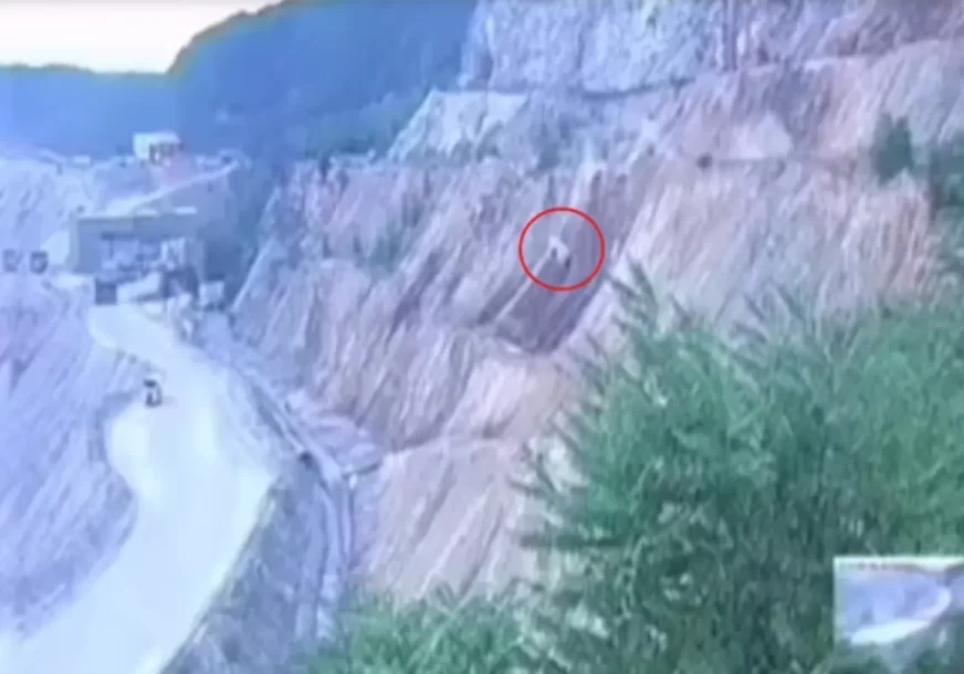 (UZNEMIRUJUĆI SNIMAK) Automobil sletio u provaliju kod Majdanpeka: Tri žene povrijeđene nakon pada sa visine od 20 metara