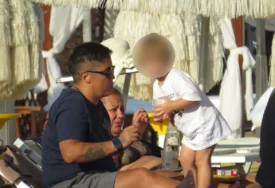 (FOTO) EKSKLUZIVNI PAPARACO Marija Šerifović sa sinom i Vericom uživa na plaži u Crnoj Gori, Mario napravio urnebesnu scenu