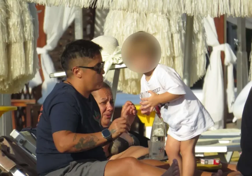 (FOTO) EKSKLUZIVNI PAPARACO Marija Šerifović sa sinom i Vericom uživa na plaži u Crnoj Gori, Mario napravio urnebesnu scenu