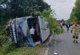 (FOTO) Objavljene fotografije sa mjesta nesreće na putu Banjaluka-Prijedor: Nakon sudara sa autom autobus se PREVRNUO NA BOK