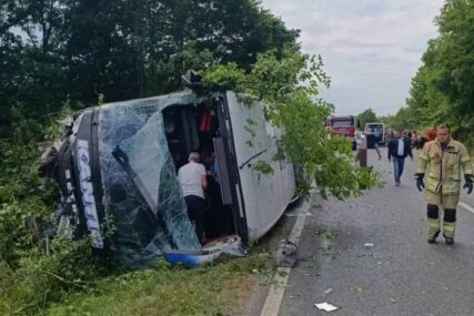 (FOTO) Objavljene fotografije sa mjesta nesreće na putu Banjaluka-Prijedor: Nakon sudara sa autom autobus se PREVRNUO NA BOK