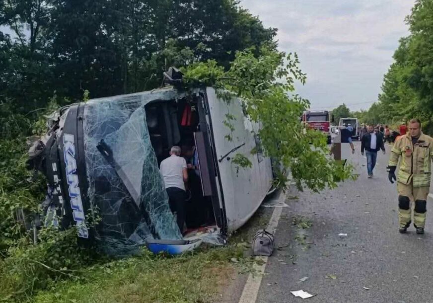 (FOTO) Objavljene fotografije sa mjesta nesreće na putu Banjaluka-Prijedor: Nakon sudara sa autom autobus se PREVRNUO NA BOK