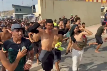 (VIDEO) MIGRANTI PREPLIVALI DO EVROPE Masovno probili granicu sa Španijom, traži se uvođenje vanrednog stanja