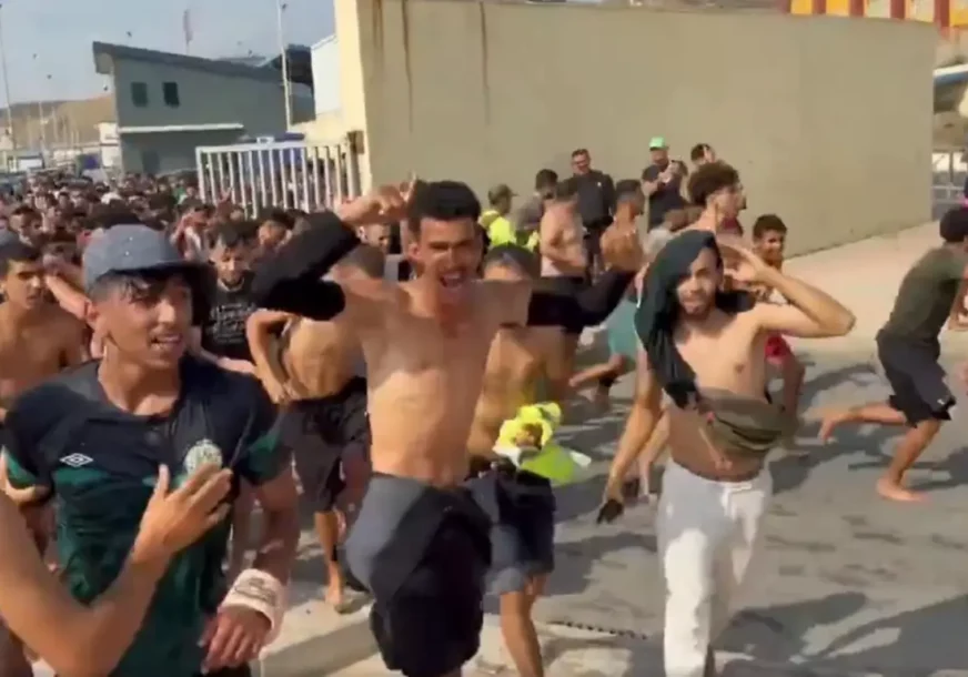 (VIDEO) MIGRANTI PREPLIVALI DO EVROPE Masovno probili granicu sa Španijom, traži se uvođenje vanrednog stanja
