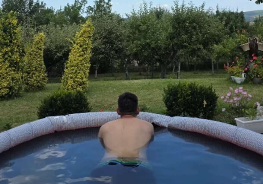 (FOTO) Bazen i zelenilo: Dok drugi hrle na more, glumac UŽIVA NA KOSOVU, skinuo se, pa napravio sebi ugođaj u dvorištu