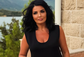 (FOTO) "Kažu mi da moram smršati do 7 kilograma..." Milena Popović pozirala u miniću, pa pokazala kako uživa na moru