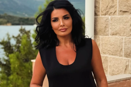 (FOTO) "Kažu mi da moram smršati do 7 kilograma..." Milena Popović pozirala u miniću, pa pokazala kako uživa na moru