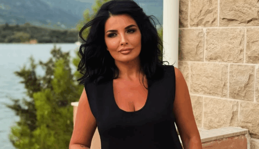 (FOTO) "Kažu mi da moram smršati do 7 kilograma..." Milena Popović pozirala u miniću, pa pokazala kako uživa na moru