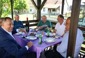 (FOTO) "Čovjek rada i časti, stub porodice i svog kaja" Dodik u Srpcu čestitao 77. rođendan Mirku Kojiću