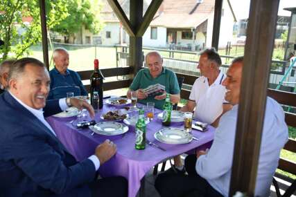 (FOTO) "Čovjek rada i časti, stub porodice i svog kaja" Dodik u Srpcu čestitao 77. rođendan Mirku Kojiću