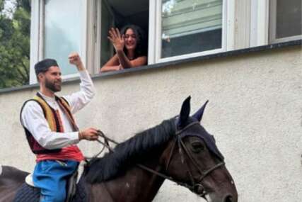 (VIDEO) ROMANTIKA KOJA JE ODUŠEVILA REGION Na konju stigao pod njen prozor, pa kleknuo i zaprosio je