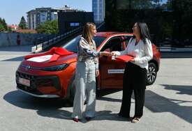 (FOTO) 50.000 korisnika aktiviralo uslugu „Račun na mail“: Ključevi Volkswagen T-Roca uručeni dobitnici m:tel nagradne igre „Nikad lakše do auta“