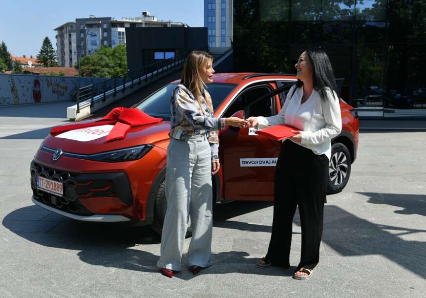 (FOTO) 50.000 korisnika aktiviralo uslugu „Račun na mail“: Ključevi Volkswagen T-Roca uručeni dobitnici m:tel nagradne igre „Nikad lakše do auta“