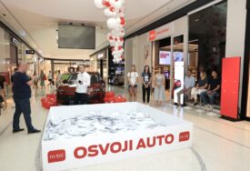 (FOTO) Izvučeni dobitnici glavnih nagrada u okviru m:tel nagradne igre „Nikad lakše do auta“: Račun na mejl Vlatki iz Banjaluke donio novi automobil