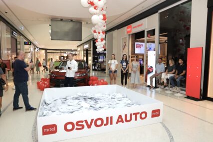 (FOTO) Izvučeni dobitnici glavnih nagrada u okviru m:tel nagradne igre „Nikad lakše do auta“: Račun na mejl Vlatki iz Banjaluke donio novi automobil