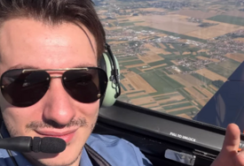 VOZI AVION I PJEVA Dečko Tanje Savić oduševio Kebu, on sve podijelio na društvenim mrežama