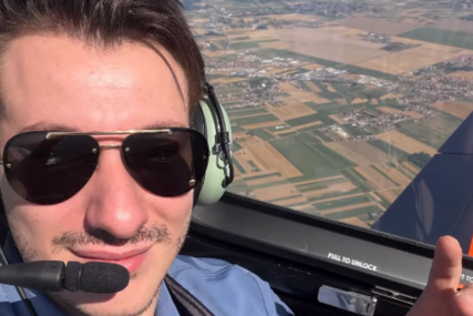 VOZI AVION I PJEVA Dečko Tanje Savić oduševio Kebu, on sve podijelio na društvenim mrežama