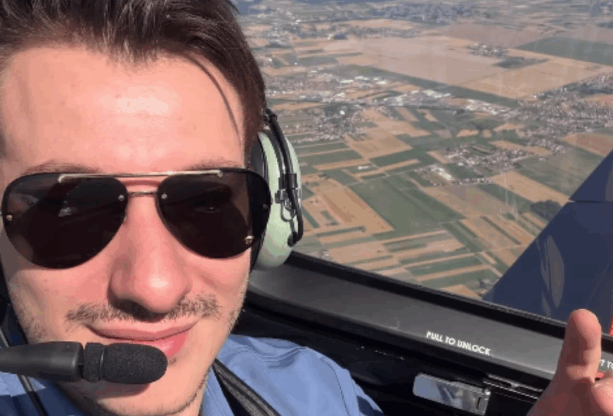 VOZI AVION I PJEVA Dečko Tanje Savić oduševio Kebu, on sve podijelio na društvenim mrežama
