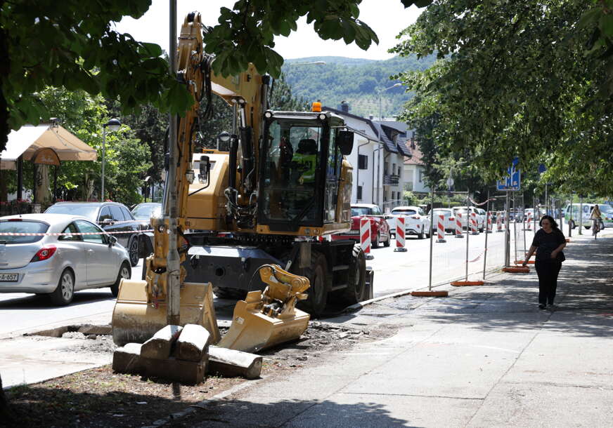 (FOTO) Počeli radovi u centru Banjaluke: Naredna dva mjeseca voziće se jednom trakom