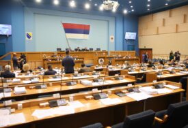 (FOTO) Svi za veće plate, a u NS RS "GORI": Opozicija tvrdi da je sve tempirano pred izbore, Vukanović poručio "Samo kokain ne poskupljuje"