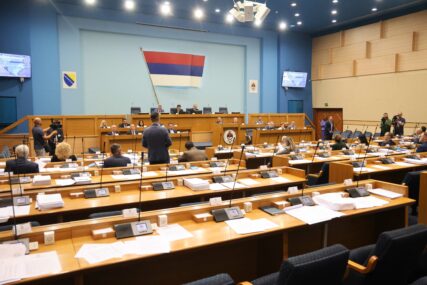(FOTO) Svi za veće plate, a u NS RS "GORI": Opozicija tvrdi da je sve tempirano pred izbore, Vukanović poručio "Samo kokain ne poskupljuje"