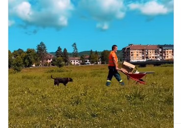 (VIDEO, FOTO) Dok jedan čisti grad, DRUGI GA VJERNO PRATI: Ovo je priča o NEBOJŠI I GARI i ljepšu danas nećete vidjeti