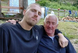 (FOTO) Jede šnicle i uživa u prirodi: Nikola Jokić na odmoru u Crnoj Gori
