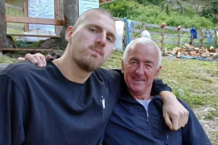 (FOTO) Jede šnicle i uživa u prirodi: Nikola Jokić na odmoru u Crnoj Gori