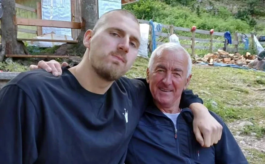 (FOTO) Jede šnicle i uživa u prirodi: Nikola Jokić na odmoru u Crnoj Gori