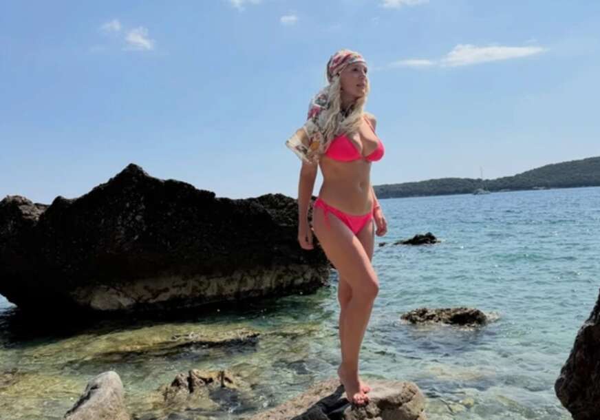 (FOTO) RODILA 3. DIJETE PRIJE 5 MJESECI Pjevačica se skinula u bikini, svi oduševljeni njenom linijom, usijale su se mreže