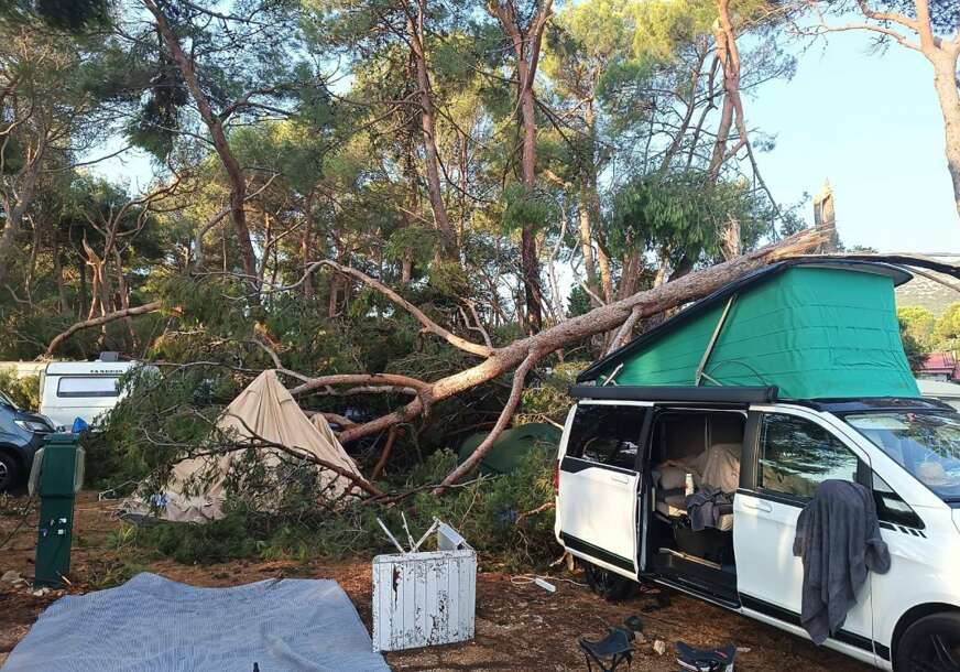 (FOTO) OLUJA NAPRAVILA HAOS NA LOŠINJU Povrijeđene 2 osobe, počupano oko 50 borova koji su pali na kamp-prikolice i šatore