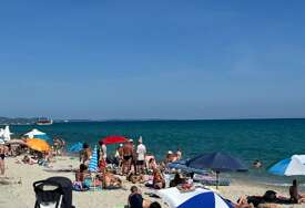 (VIDEO) Viralni snimak sa plaže podigao buru, OVO JE ISTINA: Hrvatski mediji podijelili snimak iz Pefkohorija, pa optužili Srbe za bahatost