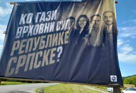 Drama kod Doboja: Mještani tijelima spriječili uklanjanje bilborda, kojim upiru prst u političare i traže poštovanje odluke Vrhovnog suda