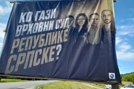 Drama kod Doboja: Mještani tijelima spriječili uklanjanje bilborda, kojim upiru prst u političare i traže poštovanje odluke Vrhovnog suda
