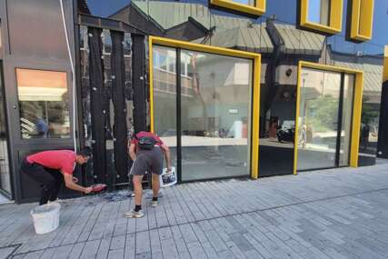 (FOTO) ŠTA SE DOGODILO Popucalo staklo na novoj zgradi u centru Banjaluke i rasulo se po šetalištu