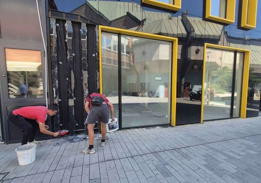 (FOTO) ŠTA SE DOGODILO Popucalo staklo na novoj zgradi u centru Banjaluke i rasulo se po šetalištu