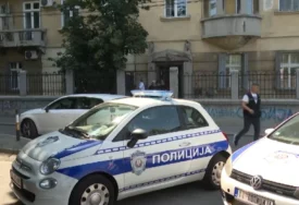 (FOTO, VIDEO) Prve slike požara na Vračaru: Tijelo muškarca pronađeno u kupatilu, sumnja se da je vatra buknula zbog cigarete