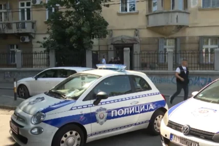 (FOTO, VIDEO) Prve slike požara na Vračaru: Tijelo muškarca pronađeno u kupatilu, sumnja se da je vatra buknula zbog cigarete