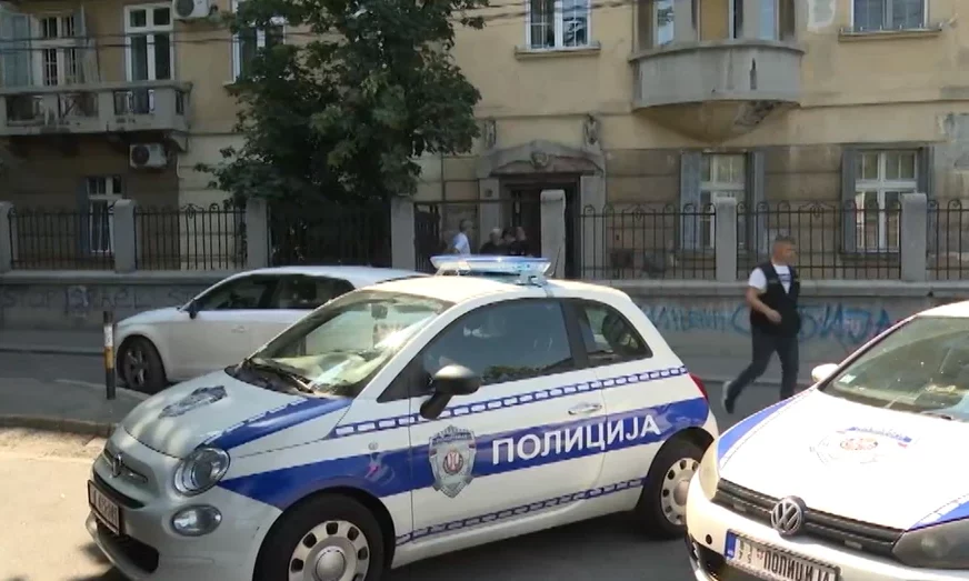 (FOTO, VIDEO) Prve slike požara na Vračaru: Tijelo muškarca pronađeno u kupatilu, sumnja se da je vatra buknula zbog cigarete