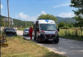 (VIDEO) Teretno vozilo završilo na krovu: Poznato stanje osoba povrijeđenih u stravičnoj nesreća, među njima i dijete (7)