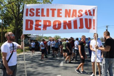 (VIDEO, FOTO) "Ovdje ne može da se živi" Mještani blokirali dio puta u Ramićima, poručuju kako je ŽIVOT NEPODNOŠLJIV zbog deponije