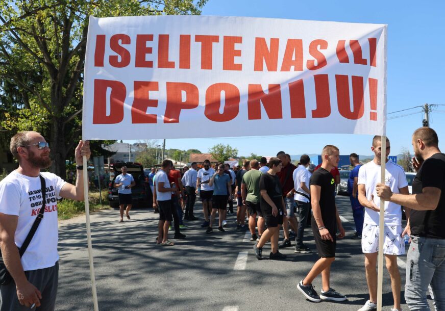 (VIDEO, FOTO) "Ovdje ne može da se živi" Mještani blokirali dio puta u Ramićima, poručuju kako je ŽIVOT NEPODNOŠLJIV zbog deponije
