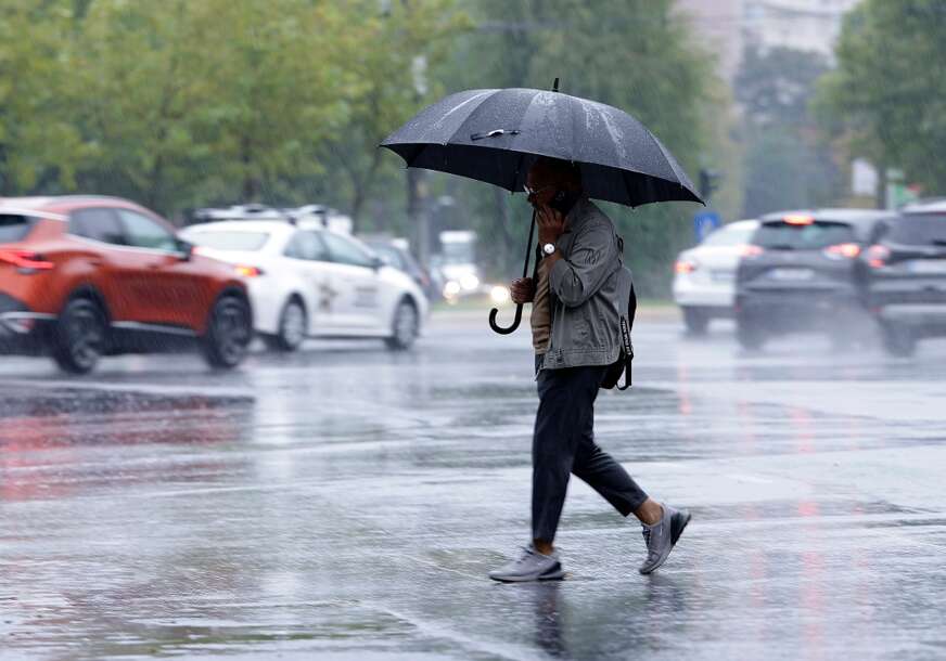 JEDNA OSOBA POGINULA Stravično nevrijeme pogodilo Rumuniju, kuće i vozila oštećeni, metro stanice poplavljene