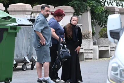 (FOTO) JEDVA STOJI NA NOGAMA Mala Cana nijema od bola, plače ispred bolnice u crnini i pominje Andriju Bajića